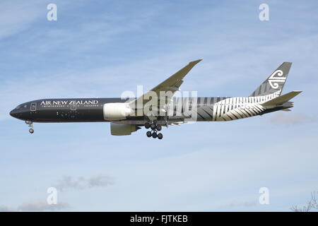 Air New Zealand Boeing 777-300ER ZK-OKQ atterraggio all'Aeroporto Heathrow di Londra, Regno Unito Foto Stock