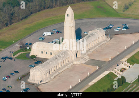 Mosa (55), Verdun, champs de Batailles de la 1ere guerre mondiale, Douaumont, Ossuaire (vue aerienne) // Francia, della Mosa (55), V Foto Stock