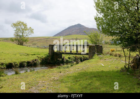 Bianco O'Morn ponte dove John Wayne pausa sul suo modo al suo recente comprato cottage nel 1952 film l'uomo tranquillo Foto Stock