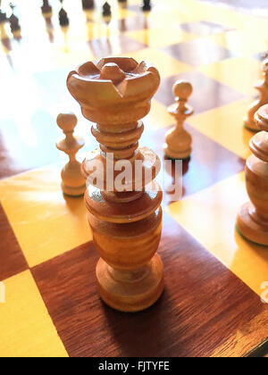 Pezzi di scacchi sulla scacchiera Foto Stock