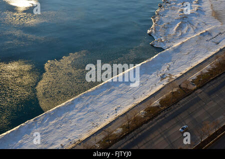 Inverno il ghiaccio sul lago Michigan lungo Lake Shore Drive in Chicago, Illinois Foto Stock