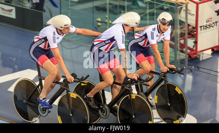 Londra, UK, 3 marzo 2016. UCI 2016 via del Campionato del Mondo di Ciclismo. La Gran Bretagna è Sir Bradley Wiggins, Owain Doull e Andy Tennant congratularmi con ogni altro dopo aver vinto il loro primo round calore di uomini del team Pursuit contro l'Italia. Essi dovranno competere contro l'Australia per l'oro e medaglie d argento. Credito: Clive Jones/Alamy Live News Foto Stock