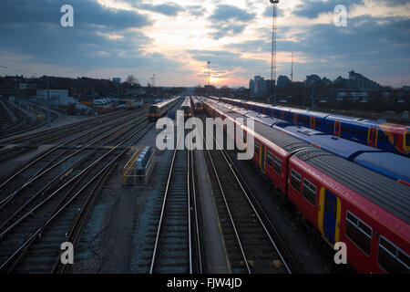 Twilight a Clapham Junction, uno di Londra più trafficate stazioni di interscambio, a sud-ovest di Londra, Inghilterra, Regno Unito Foto Stock