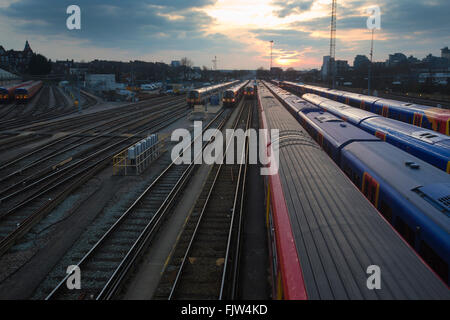 Twilight a Clapham Junction, uno di Londra più trafficate stazioni di interscambio, a sud-ovest di Londra, Inghilterra, Regno Unito Foto Stock