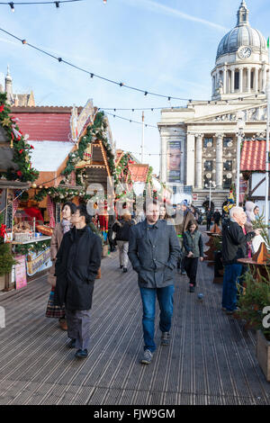 Le persone che visitano il Nottingham Mercatino di Natale in Piazza del Mercato Vecchio, Nottingham, Inghilterra, Regno Unito Foto Stock