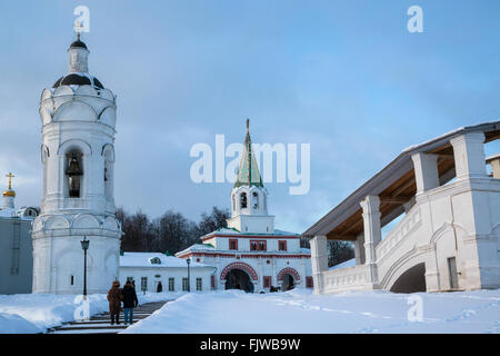 Vista di fronte (Palazzo) Gate e campanile nel distretto di Kolomenskoe, Mosca, Russia Foto Stock