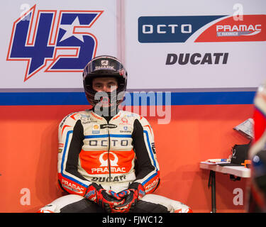 Doha in Qatar. 3 Marzo, 2016. Scott Redding seduta nel suo garage durante il secondo giorno della finale di test pre-stagione per il 2016 FIM del Campionato del Mondo di MotoGP a Losail International Credit: Tom Morgan/Alamy Live News Foto Stock