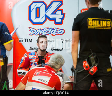 Doha in Qatar. 3 Marzo, 2016. Andrea Dovizioso nel suo garage durante il secondo giorno della finale di test pre-stagione per il 2016 FIM del Campionato del Mondo di MotoGP a Losail International Credit: Tom Morgan/Alamy Live News Foto Stock