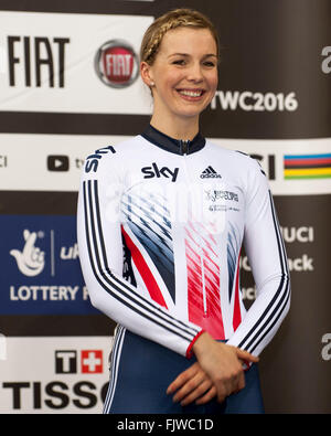 Il 3° marzo 2016, Lee Valley VeloPark, Queen Elizabeth Olympic Park, Londra, Inghilterra. Rebecca James [GBR] in una medaglia di bronzo in posizione le donne Keirin finale alla premiazione. Stephen Bartolomeo/Stephen Bartolomeo Fotografia Foto Stock