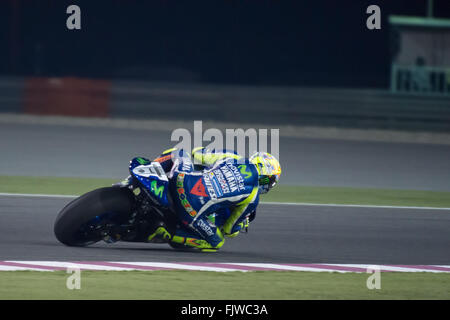 Doha in Qatar. 3 Marzo, 2016. Valentino Rossi esce dal giro 16 durante la seconda giornata della pre-finale di stagione di prova sul Circuito Internazionale di Losail prima del 2016 FIM Gran Premio di Motociclismo campionato inizia Credito: Tom Morgan/Alamy Live News Foto Stock