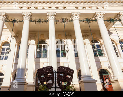 Nottingham Theatre Royal con maschere che rappresentano la commedia e la tragedia, Nottingham, Inghilterra, Regno Unito Foto Stock