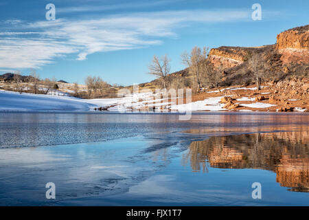 Scogliera di arenaria su Horsetooth serbatoio e Lory stato parco al tramonto in inverno, Fort Collins, Colorado Foto Stock