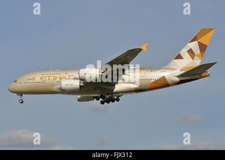 Etihad Airways Airbus A380-800 A6-APD avvicinando l'Aeroporto Heathrow di Londra, Regno Unito Foto Stock