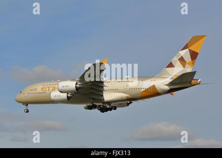 Etihad Airways Airbus A380-800 A6-APD avvicinando l'Aeroporto Heathrow di Londra, Regno Unito Foto Stock