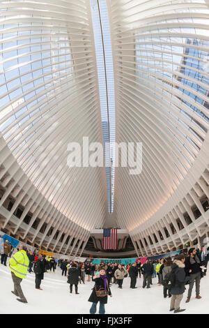 New York, Stati Uniti d'America. 3 Marzo, 2016. Il parzialmente finito di World Trade Center Hub di trasporto, noto come l'occhio, apre al pubblico il giovedì, 3 marzo 2016. L'over-bilancio, con anni di ritardo, 4 miliardi di dollari all'avanguardia hub di trasporto è stato progettato dal celebre architetto Santiago Calatrava. Una volta terminata l'hub collegare le linee della metropolitana e dei treni di percorso. Credito: Richard Levine/Alamy Live News Foto Stock