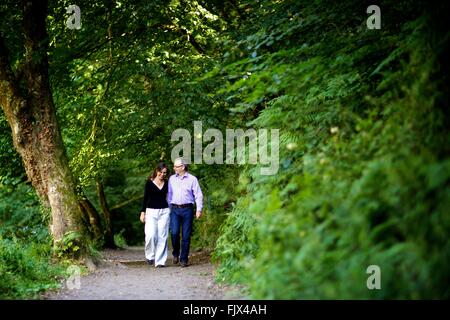 Paio di boschi circondati dalla natura, tenendo le mani Foto Stock