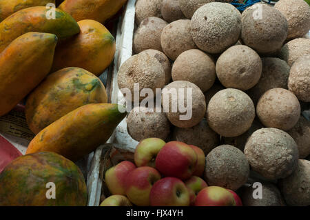 La papaia (papaia), legno apple e altri frutti in vendita presso Nuwara Eliya, Sri Lanka Foto Stock