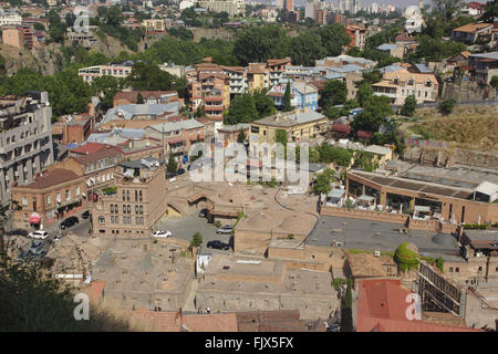 Vista dei bagni di zolfo (Abanotubani) dalla fortezza di Nariqala, Tbilisi, Georgia Foto Stock