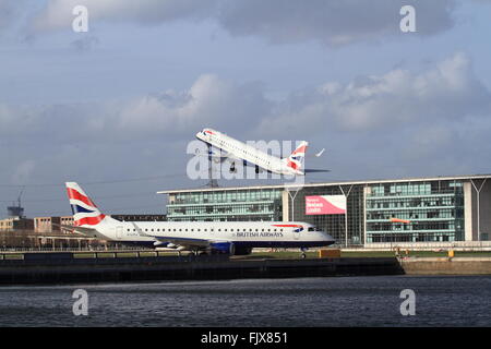 Embraer EMB-190/195 (G-LCYP)- BA Cityflyer Express Limited il decollo dall'Aeroporto di London City con una suora gli aerei a terra Foto Stock