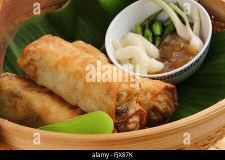 Loenpia Semarang, molla Peranakan-rotolo da Semarang, servito con piatti di accompagnamento Foto Stock