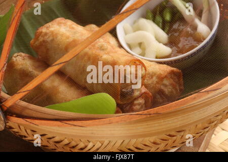 Loenpia Semarang, molla Peranakan-rotolo da Semarang, servito con piatti di accompagnamento Foto Stock