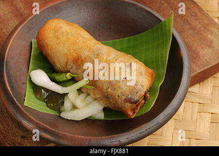 Loenpia Semarang, molla Peranakan-rotolo da Semarang, servito con piatti di accompagnamento Foto Stock