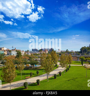 Valencia fiume Turia Park Gardens e lo skyline in Spagna Foto Stock