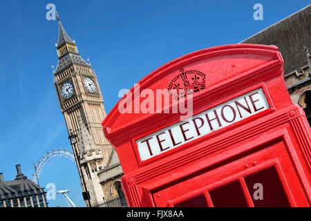 Tradizionale in rosso nella casella Telefono con il Big Ben al di fuori della messa a fuoco in background. Foto Stock