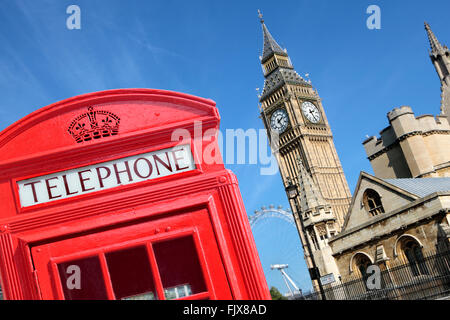 Tradizionale in rosso nella casella Telefono con il Big Ben al di fuori della messa a fuoco in background. Foto Stock