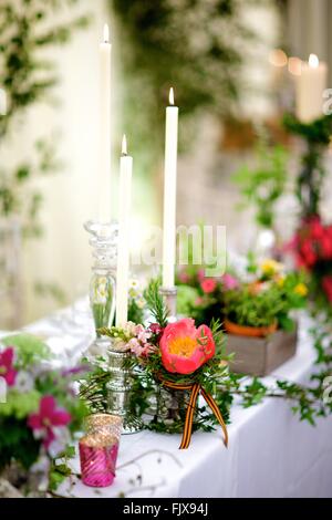 Matrimoni, Eventi, banchetti o occasione speciale decorazione della tavola e fiori arancio e nero nastro striato, la sposa e lo sposo, impostazione Foto Stock
