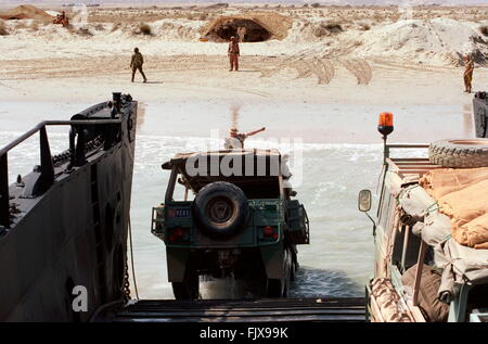 AJAXNETPHOTO.(OMA-67).5 OTT 2001.Oman. OMANI CARRELLO SCOUT vengono caricate su un ROYAL MARINE'S LCU su una spiaggia deserta di testa. Foto:JONATHAN EASTLAND/AJAX. REF:CDS02/14-01. Foto Stock