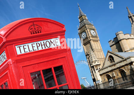 Tradizionale in rosso nella casella Telefono con il Big Ben al di fuori della messa a fuoco in background. Foto Stock