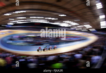 Londra, Gran Bretagna. 3 Mar, 2016. I ciclisti competere durante la donna scratch della corsa finale al UCI 2016 via del Campionato del Mondo di Ciclismo a Londra, in Gran Bretagna il 3 marzo 2016. Credito: Han Yan/Xinhua/Alamy Live News Foto Stock