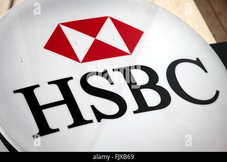 Illuminata HSBC segno sopra l'ingresso ad un ramo di HSBC Bank in Knightsbridge di Londra. Foto Stock