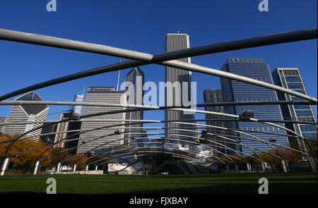 Pritzker Pavilion con la skyline di Chicago come si vede dal Millennium Park di Chicago, Illinois, Stati Uniti d'America. Foto Stock