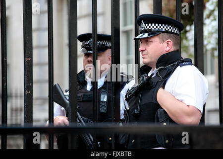 Forze speciali britanniche poliziotti proteggendo l'ingresso a Downing Street, Londra. Foto Stock