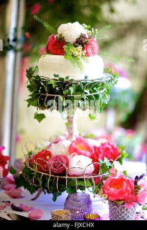 Matrimoni, Eventi, banchetti o occasione speciale decorazione della tavola e fiori e sposa sposo, margherite e rose Foto Stock