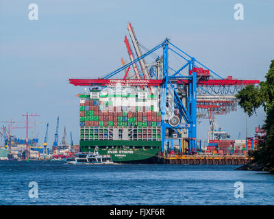 La Nave portacontainer 'mai forte' di Evergreen ormeggiato a HHLA Burchardkai nel porto di Amburgo Foto Stock