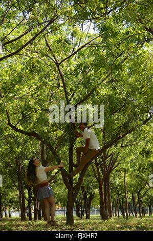 Latino teen giovane, all'aperto Foto Stock