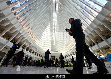 New York, Stati Uniti d'America. 3 Mar, 2016. La gente a piedi attraverso il nuovo World Trade Center hub di trasporto a New York il 3 marzo 2016. Il nuovo World Trade Center hub di trasporto è stato aperto al pubblico il giovedì, il collegamento di autorità portuale Trans-Hudson ai treni di New Jersey con 11 linee di metropolitana e il servizio di traghetto. La stazione, in sostituzione di quello distrutto nel sett. 11 attacchi, è stato progettato nel 2004 da Santiago Calatrava e il costo di 3,9 miliardi di dollari. Credito: Wang Lei/Xinhua/Alamy Live News Foto Stock