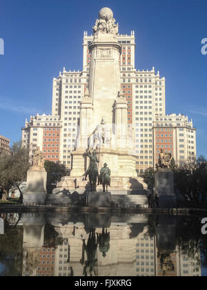 Sculture in bronzo di Don Chisciotte e Sancho Panza sulla piazza di Spagna, Madrid Foto Stock