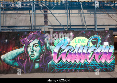 Love Camden murale opere d'arte sulla parete a Camden Town, Londra, Regno Unito a febbraio Foto Stock