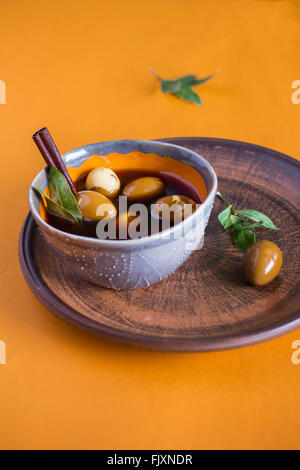 Marinata di uova di quaglia in vaso in ceramica Foto Stock