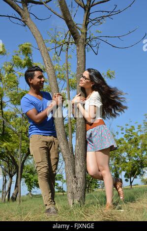 Latino teen giovane, all'aperto Foto Stock