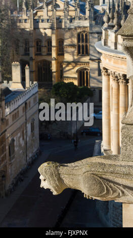 Pietra scolpita gargoyle sulla torre dell'università chiesa di Santa Maria Vergine, Oxford, Inghilterra Foto Stock