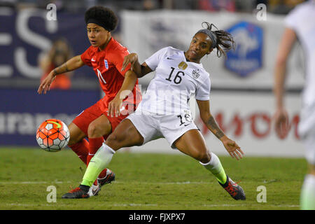 Tampa, Florida, Stati Uniti d'America. 3 Mar, 2016. Noi avanti Crystal Dunn (16) e Inghilterra defender Demi Stokes(11) lotta per la palla durante la crede Cup presso Raymond James Stadium il 3 marzo 2016 a Tampa, in Florida. Gli Stati Uniti ha vinto 1-0. Credito: Scott A. Miller/ZUMA filo/Alamy Live News Foto Stock