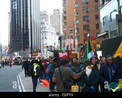 New York, Stati Uniti d'America. 3 Marzo, 2016. Lavoratori' voce NYC Rally e Marzo presso gli uffici di Wendy's Presidente Nelson Peltz, nella loro lotta per i lavoratori agricoli e di tutti i diritti dei lavoratori, con fiera Food alleati provenienti da tutta New York per il kick off questo anno di grande mobilitazione, il 2016 lavoratori Tour vocale Credito: Mark Apollo/Alamy Live News Foto Stock