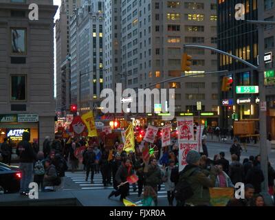 New York, Stati Uniti d'America. 3 Marzo, 2016. Lavoratori' voce NYC Rally e Marzo presso gli uffici di Wendy's Presidente Nelson Peltz, nella loro lotta per i lavoratori agricoli e di tutti i diritti dei lavoratori, con fiera Food alleati provenienti da tutta New York per il kick off questo anno di grande mobilitazione, il 2016 lavoratori Tour vocale Credito: Mark Apollo/Alamy Live News Foto Stock