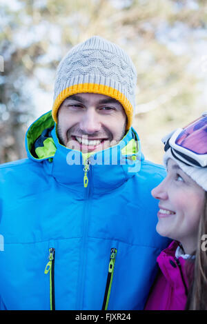 Coppia sorridente in abbigliamento invernale Foto Stock