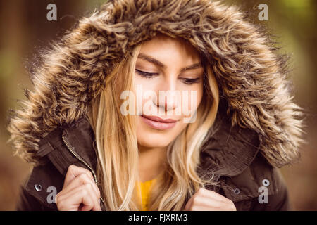 Bella donna bionda che indossa il ponticello con cappuccio Foto Stock